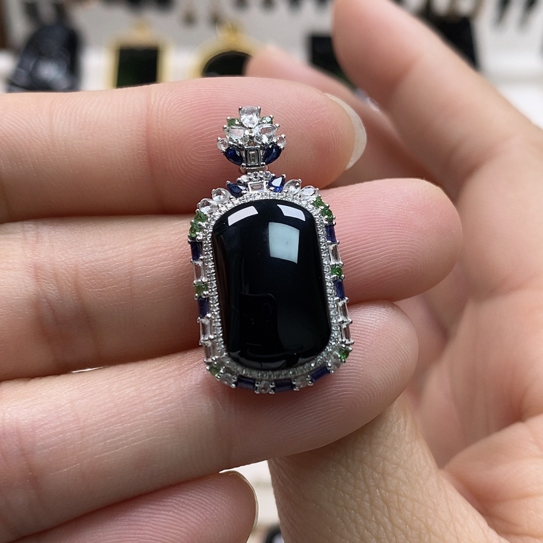 翡翠18K金镶嵌颈饰