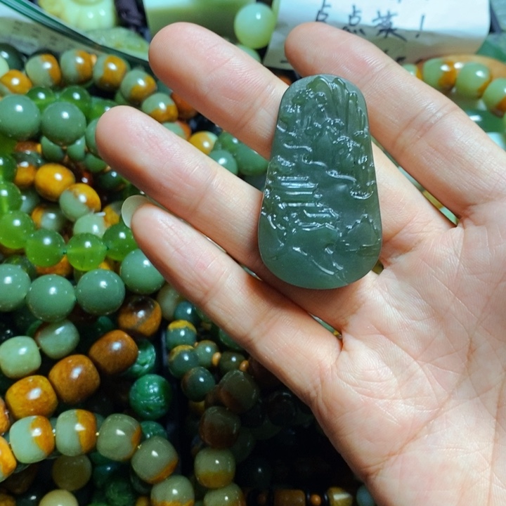 岫岩河磨玉（透闪石质玉）颈饰未镶嵌