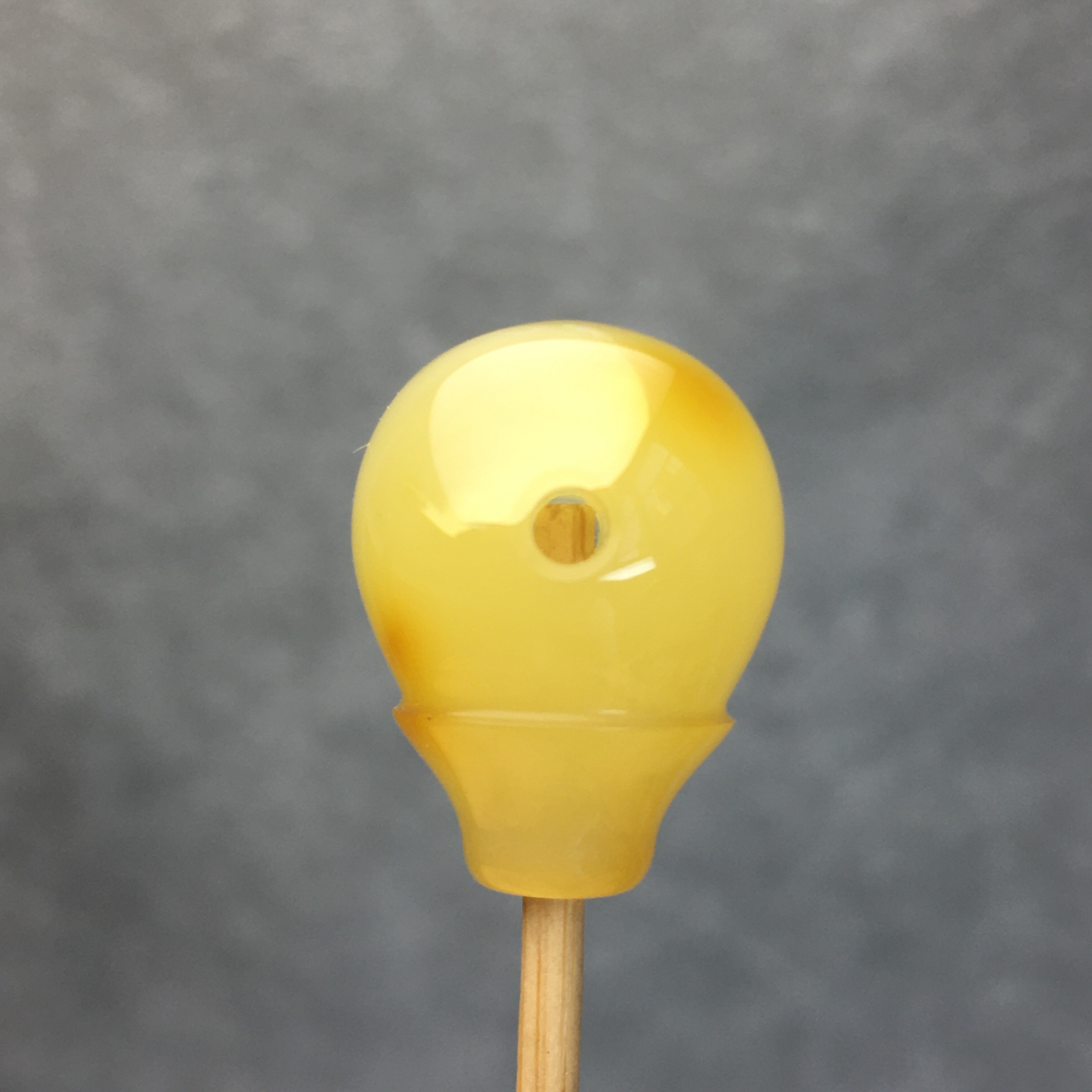 有瑕蜜蜡三通 对孔约14.5mm厚14.9mm有冰裂介意勿拍天然原矿保真