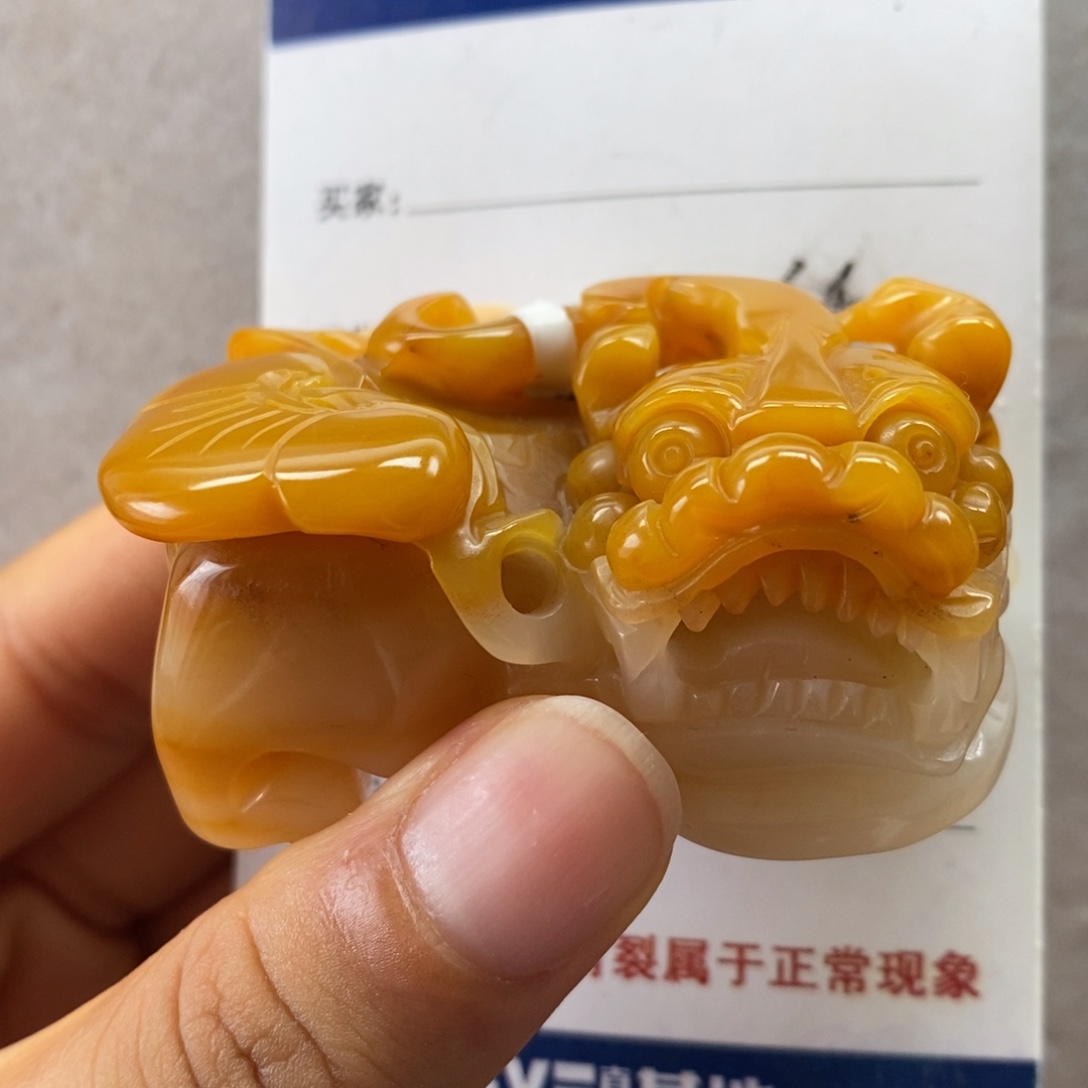 石英质玉（黄龙玉）未镶嵌颈饰