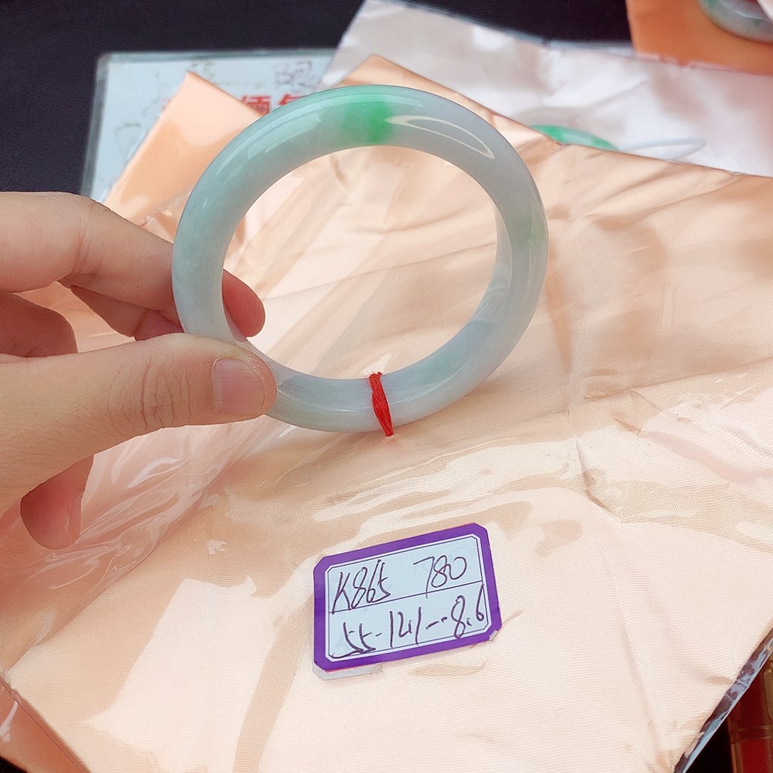 翡翠手镯未镶嵌翡翠