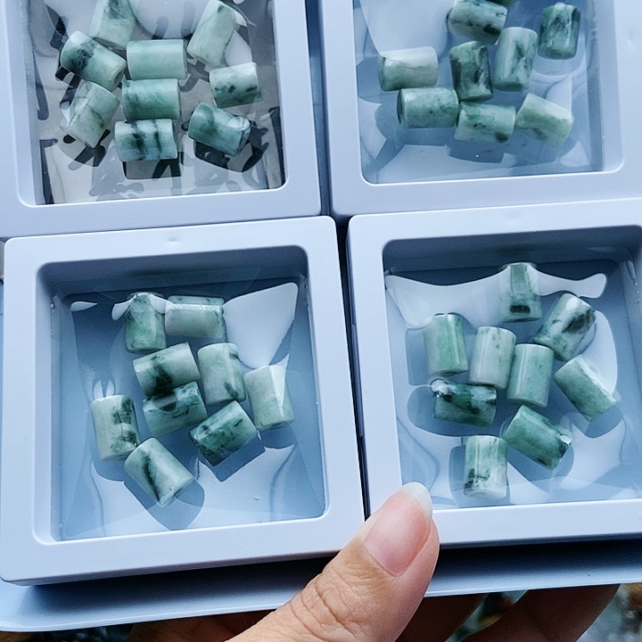 颈饰足铂镶嵌翡翠翡翠