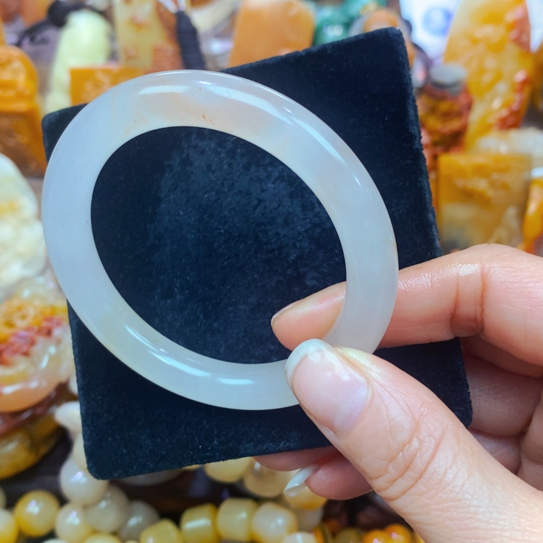 未镶嵌石英质玉（黄龙玉）颈饰