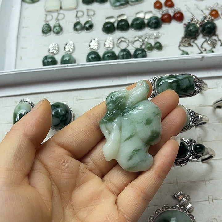 透闪石-蛇纹石玉未镶嵌颈饰