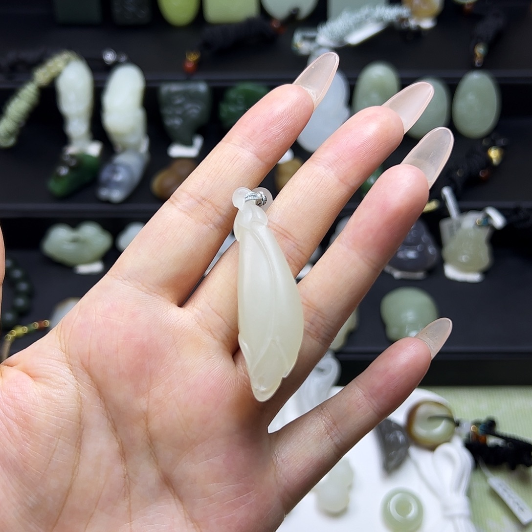 和田玉未镶嵌颈饰玉兰花