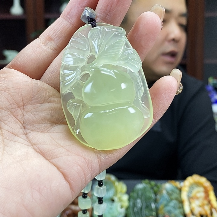 蛇纹石玉吊坠未镶嵌