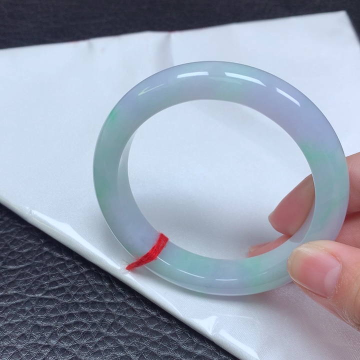 翡翠手镯未镶嵌。