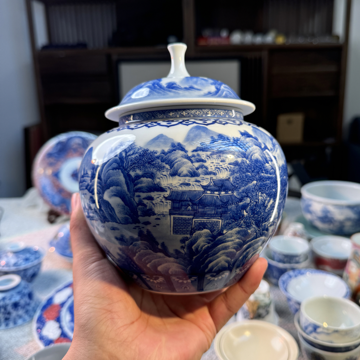 青花山水茶叶罐纯手绘