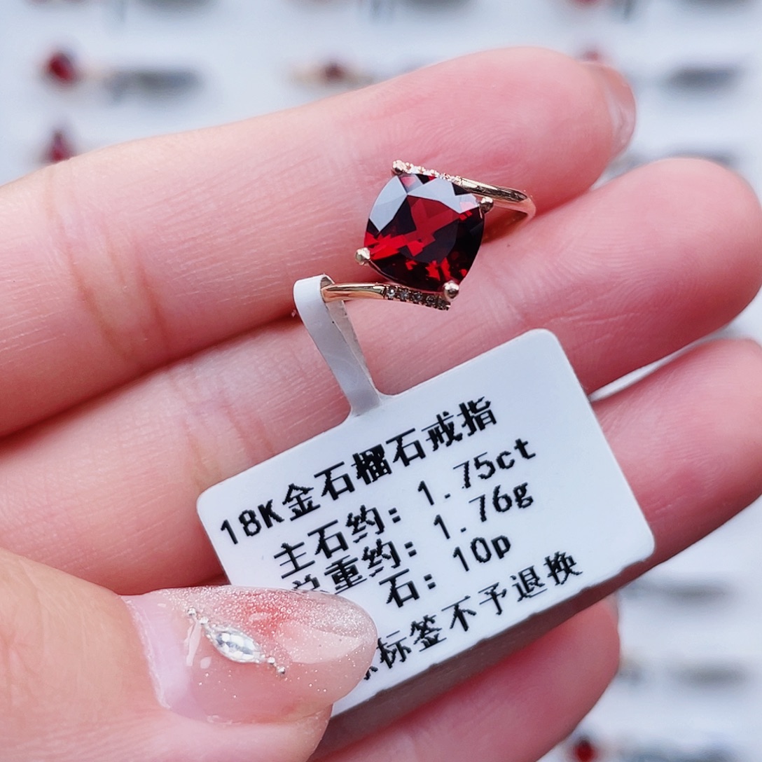 18K金镶嵌戒指石榴石