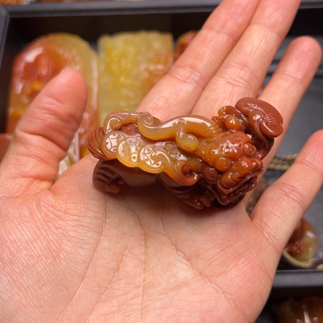 石英质玉（黄龙玉）颈饰未镶嵌游****史