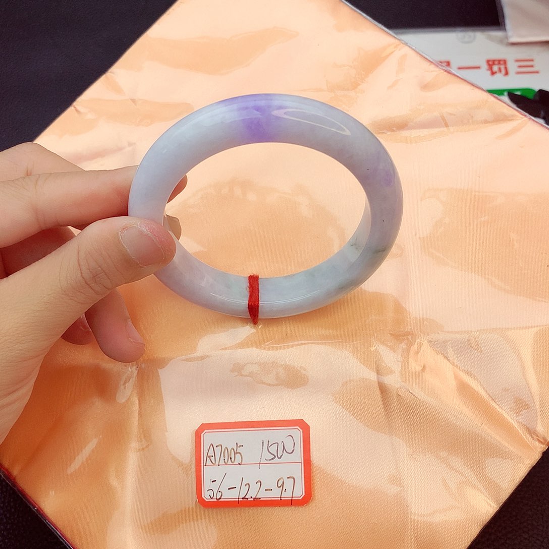 翡翠手镯未镶嵌翡翠