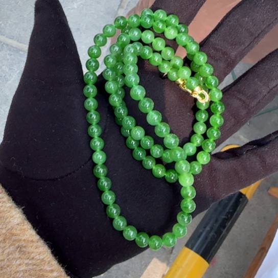 和田玉颈饰未镶嵌无黑点俄罗斯卡6冰色标级正阳绿