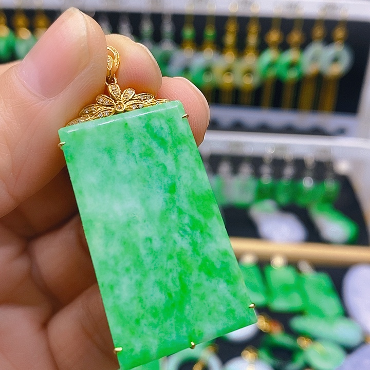 翡翠吊坠(赠链)18K金镶嵌吊坠