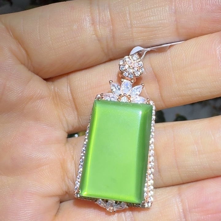 和田玉银S925镶嵌颈饰苹果绿荧光猫眼无事牌