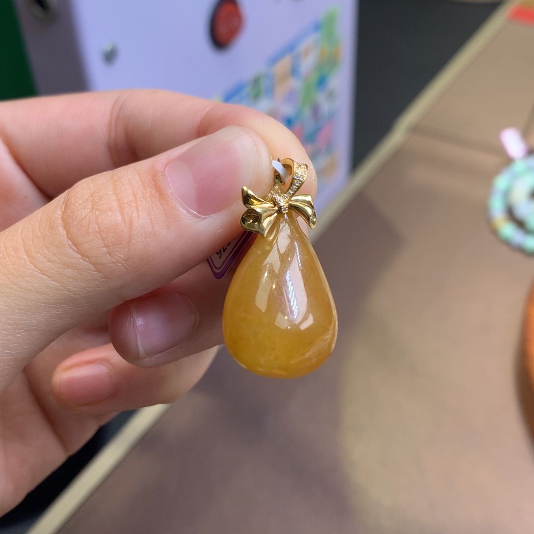 翡翠18K金镶嵌颈饰翡翠