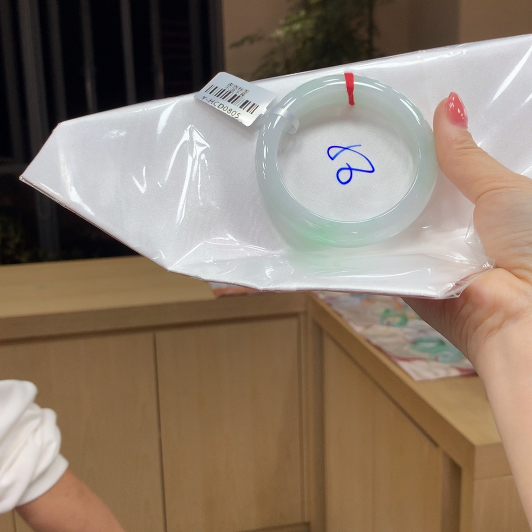 翡翠手镯未镶嵌不退不换