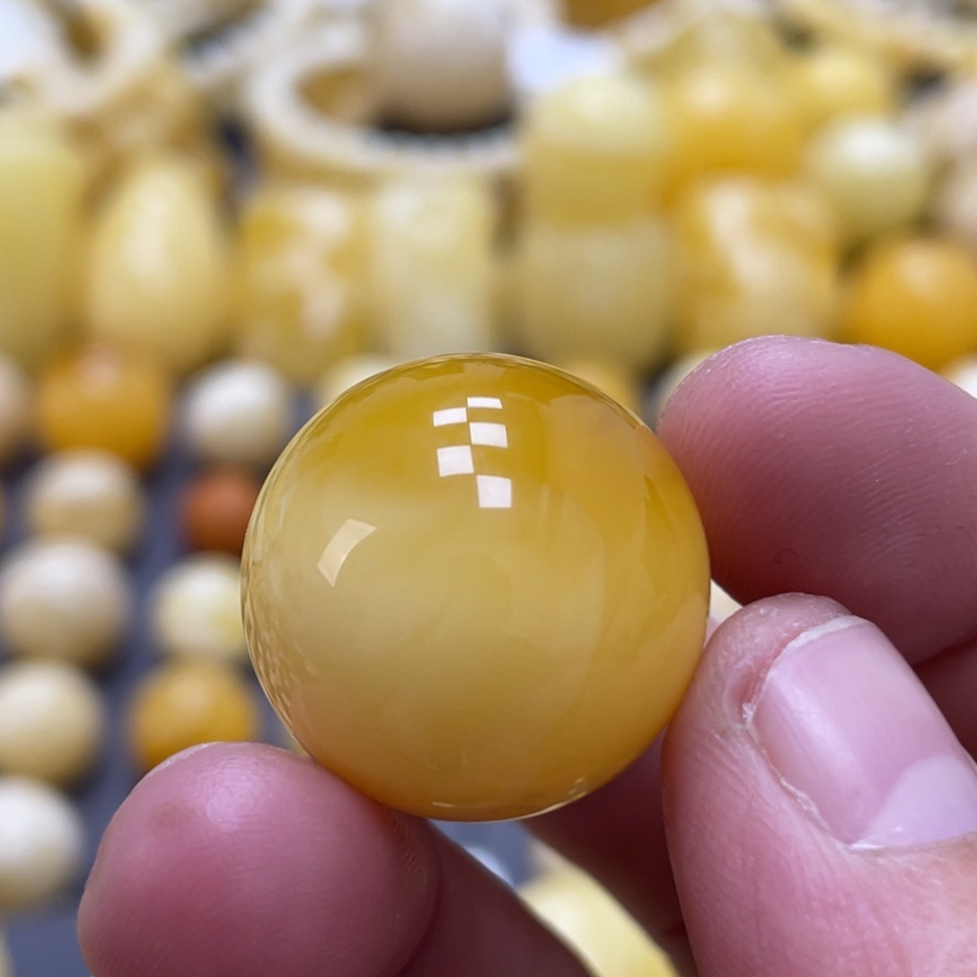 蜜蜡未镶嵌裸石22mm微瑕疵