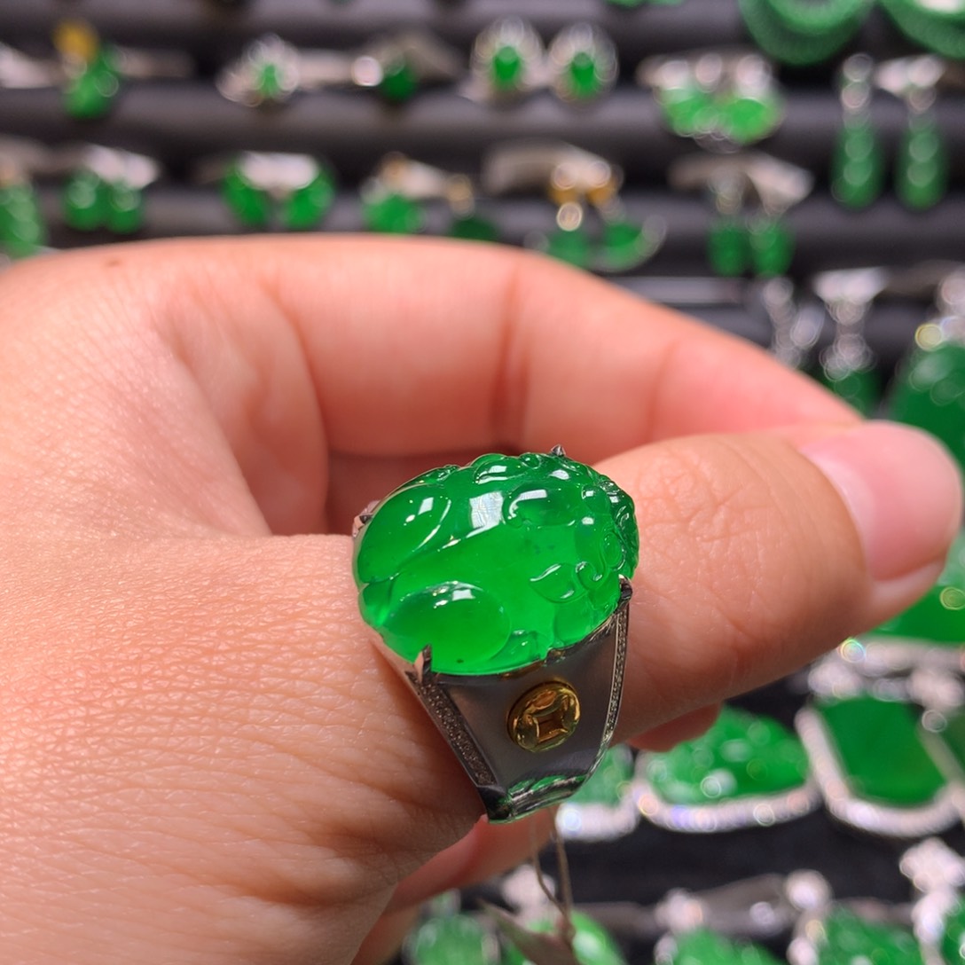 翡翠戒指18K金镶嵌天然翡翠