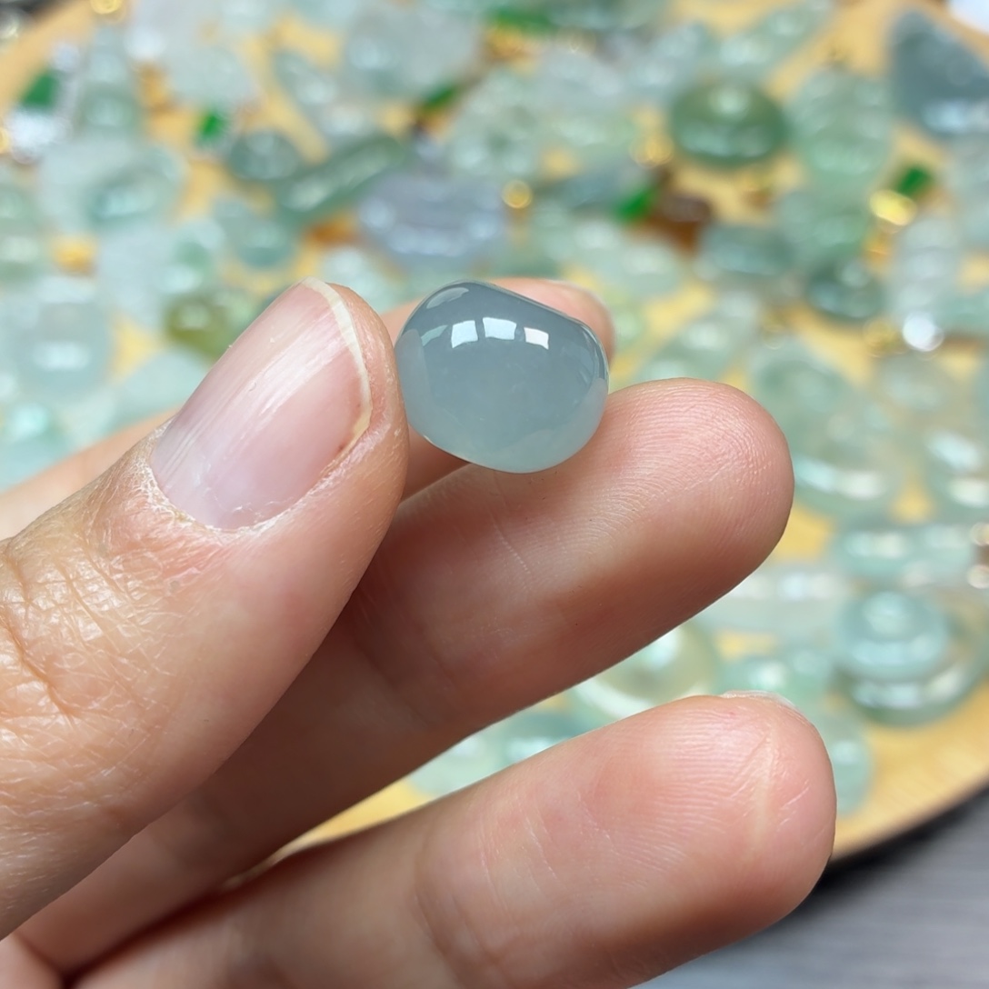 翡翠未镶嵌颈饰平安扣