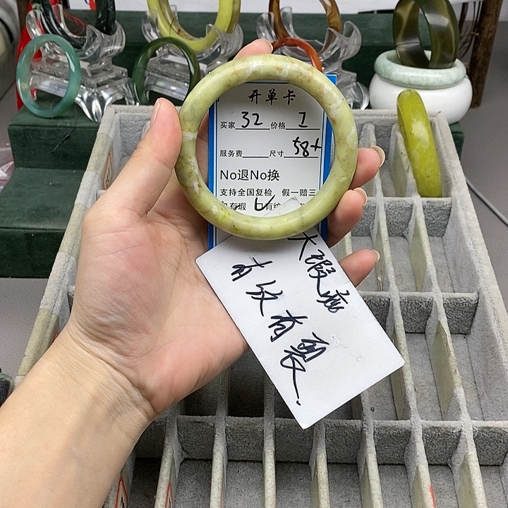 蛇纹石玉未镶嵌手镯