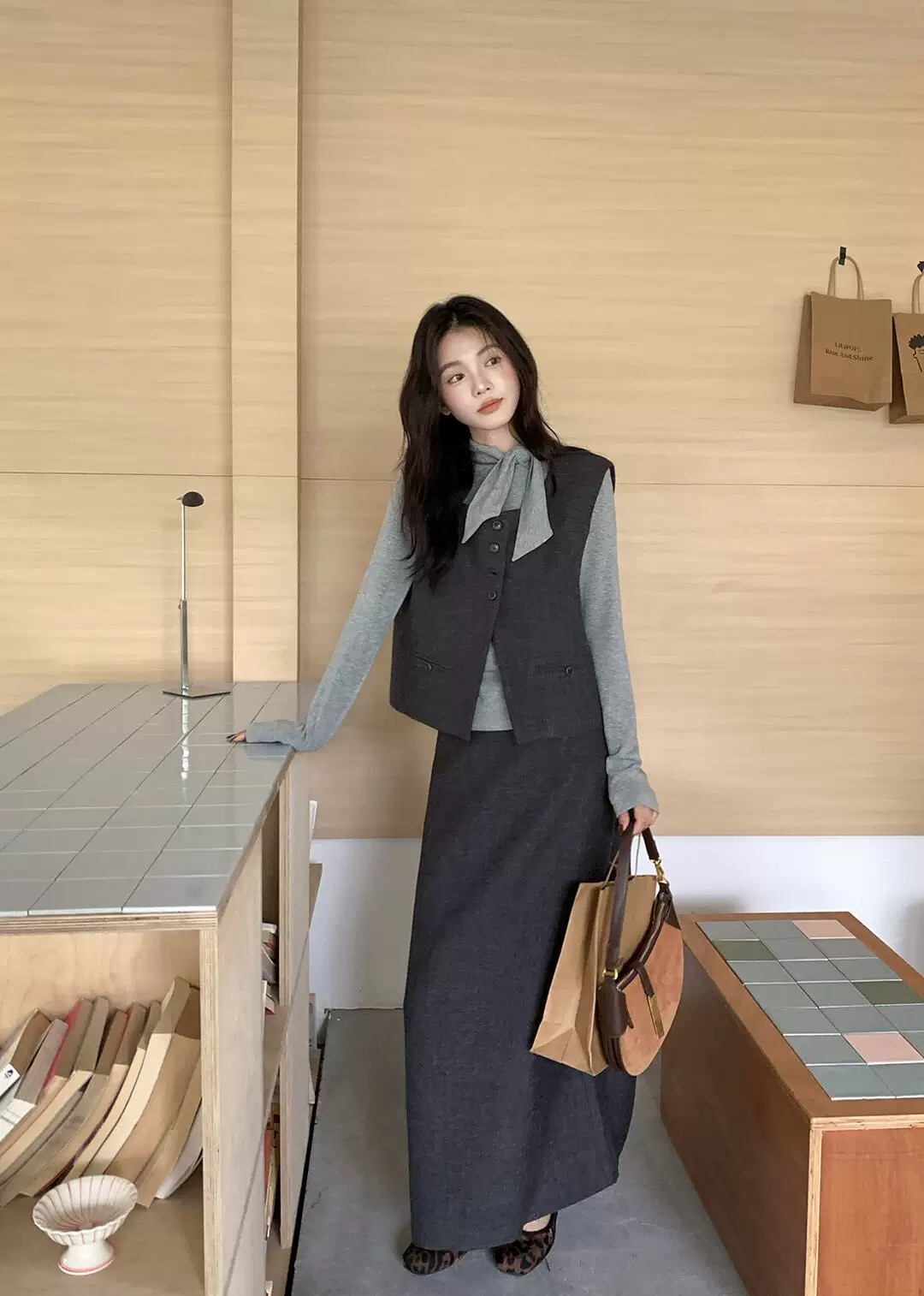 2025年秋季高级感蝴蝶结长袖上衣+背心马甲+高腰半身裙三件套