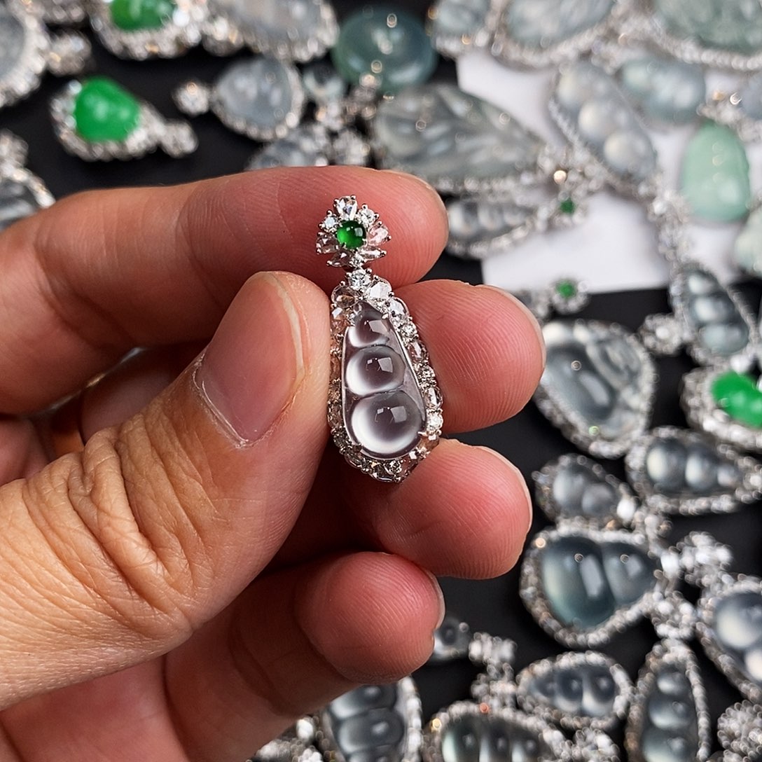 翡翠18K金镶嵌颈饰