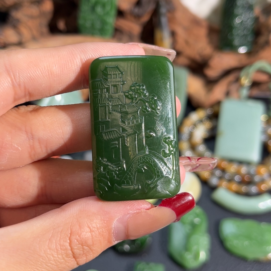 和田玉颈饰未镶嵌菠菜绿山水牌定制