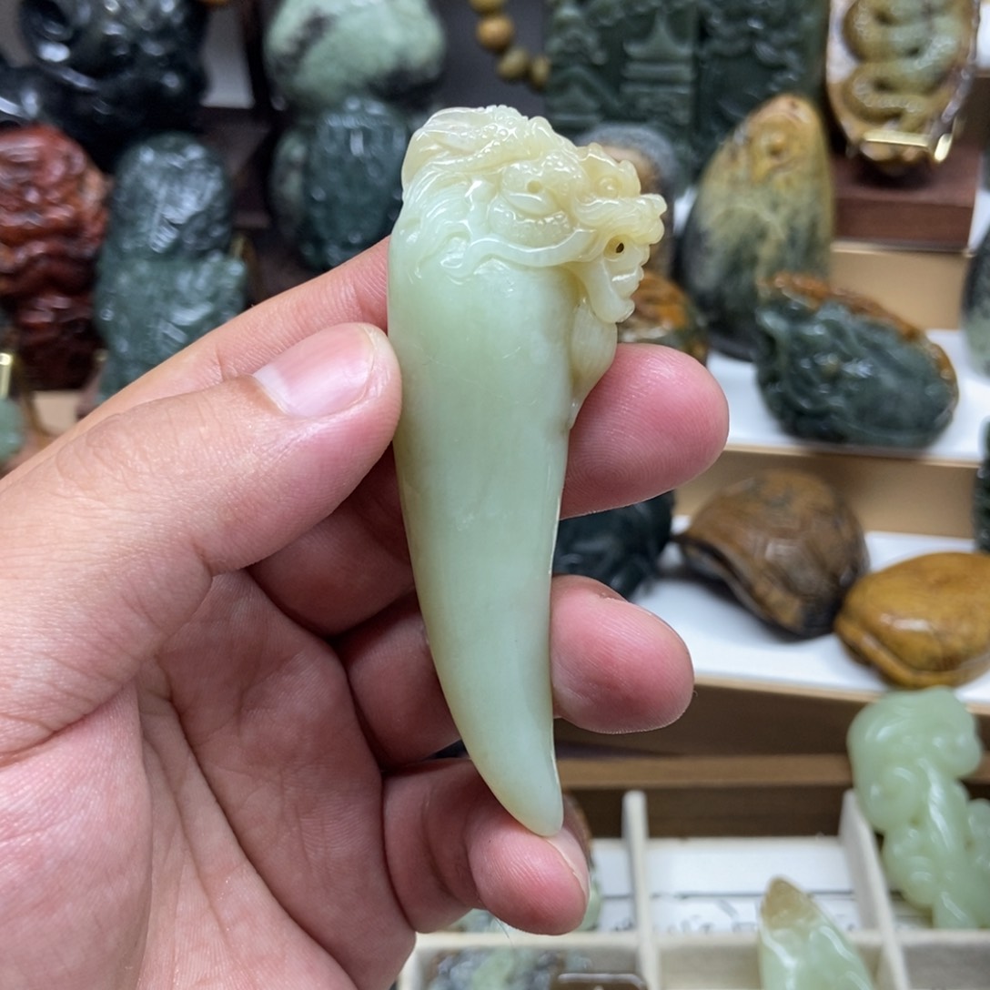 未镶嵌岫岩老玉（透闪石质玉）挂件