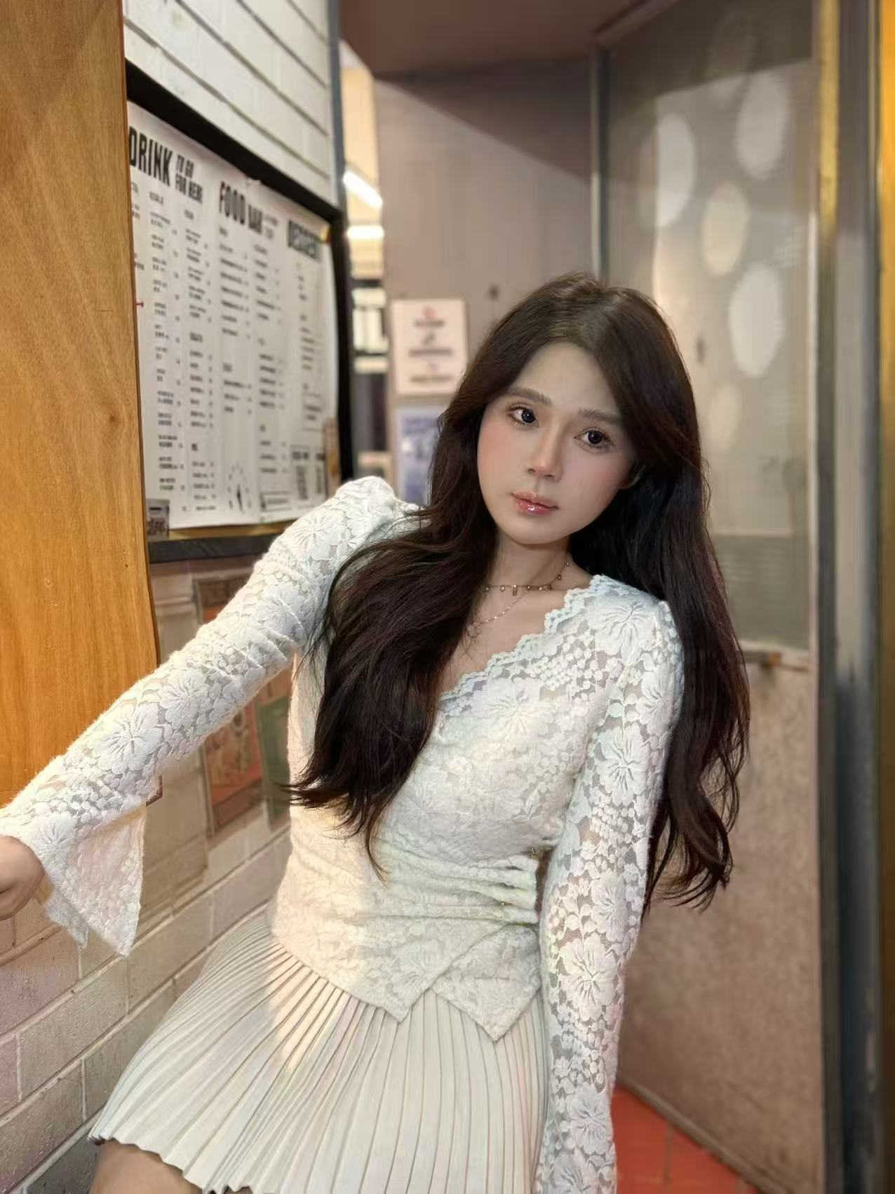 青青定制女装 纯欲辣妹秋冬显瘦v领蕾丝白色打底衫长袖上衣C5122