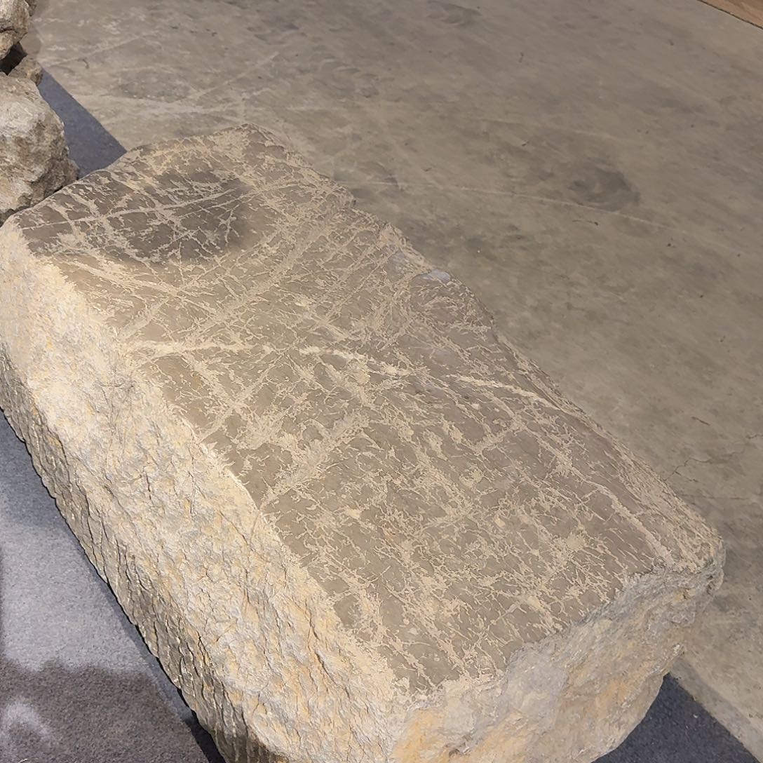 泥塑长条…..板凳青石