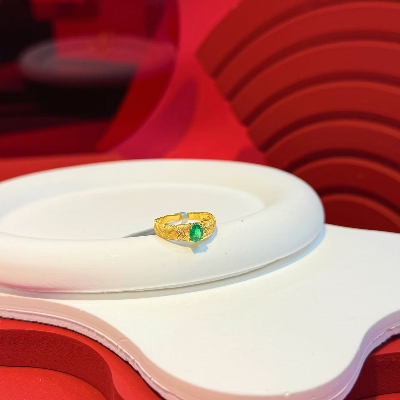 18K金镶嵌祖母绿旦面戒指HNZ11967