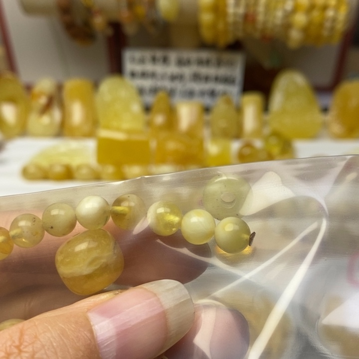 嘻****蜜蜡未镶嵌裸石瑕疵