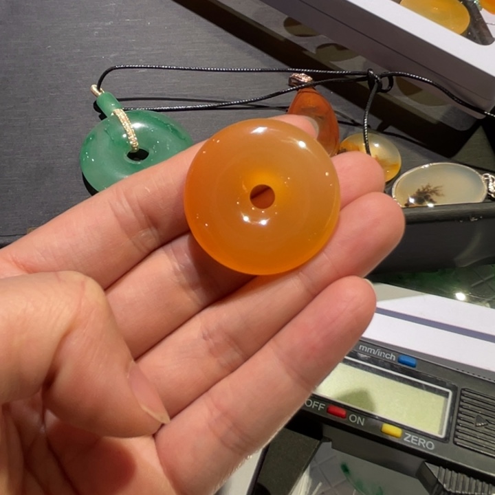 w***儿石英质玉（黄龙玉）未镶嵌颈饰