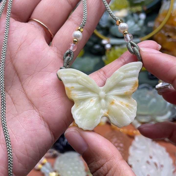 蛇纹石玉未镶嵌颈饰