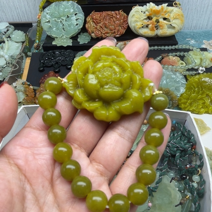 蛇纹石玉未镶嵌颈饰