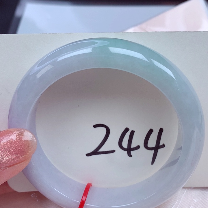 翡翠手镯未镶嵌翡翠