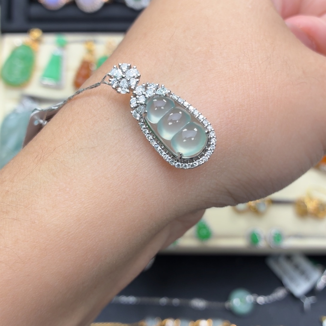 翡翠18K金镶嵌颈饰