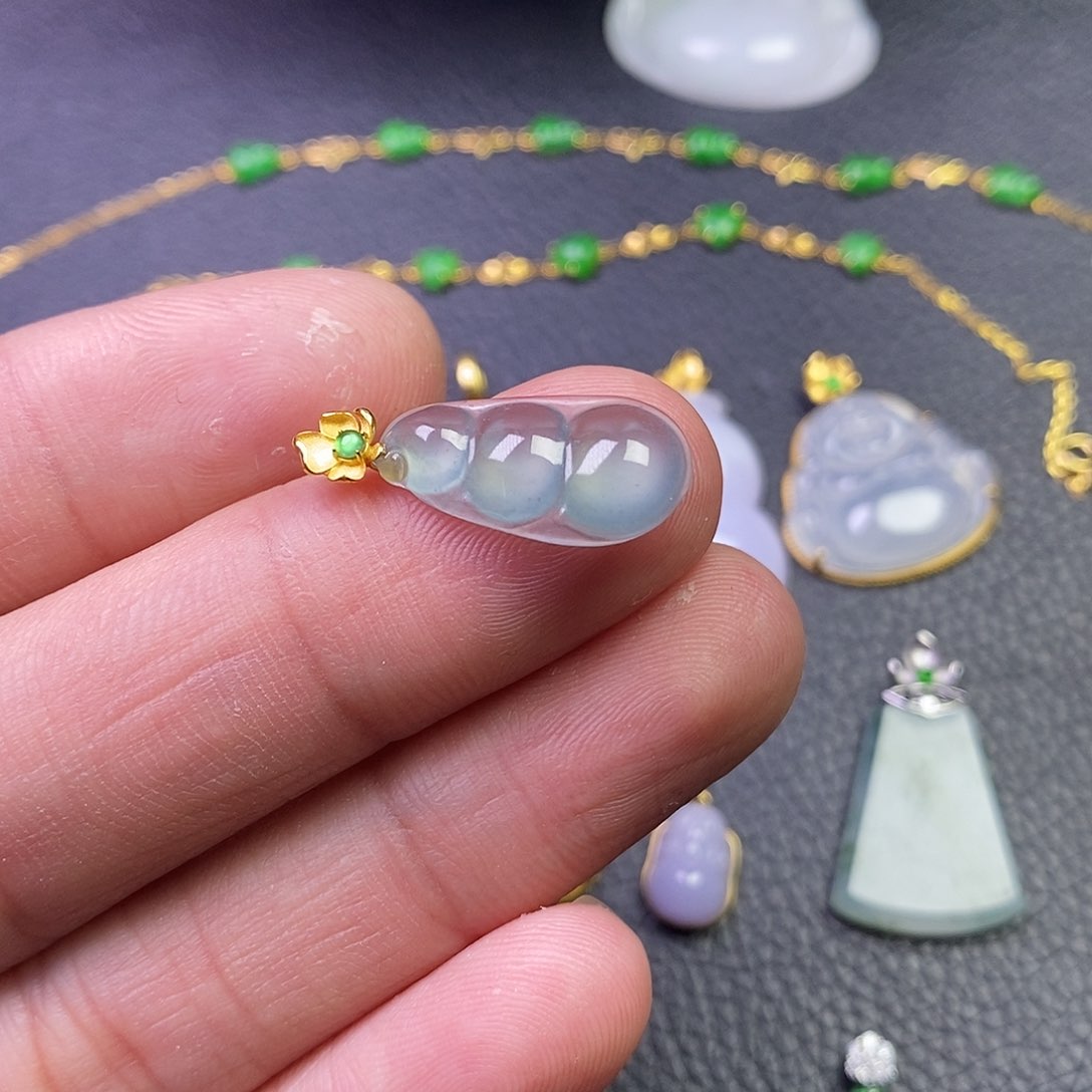 颈饰18K金镶嵌翡翠