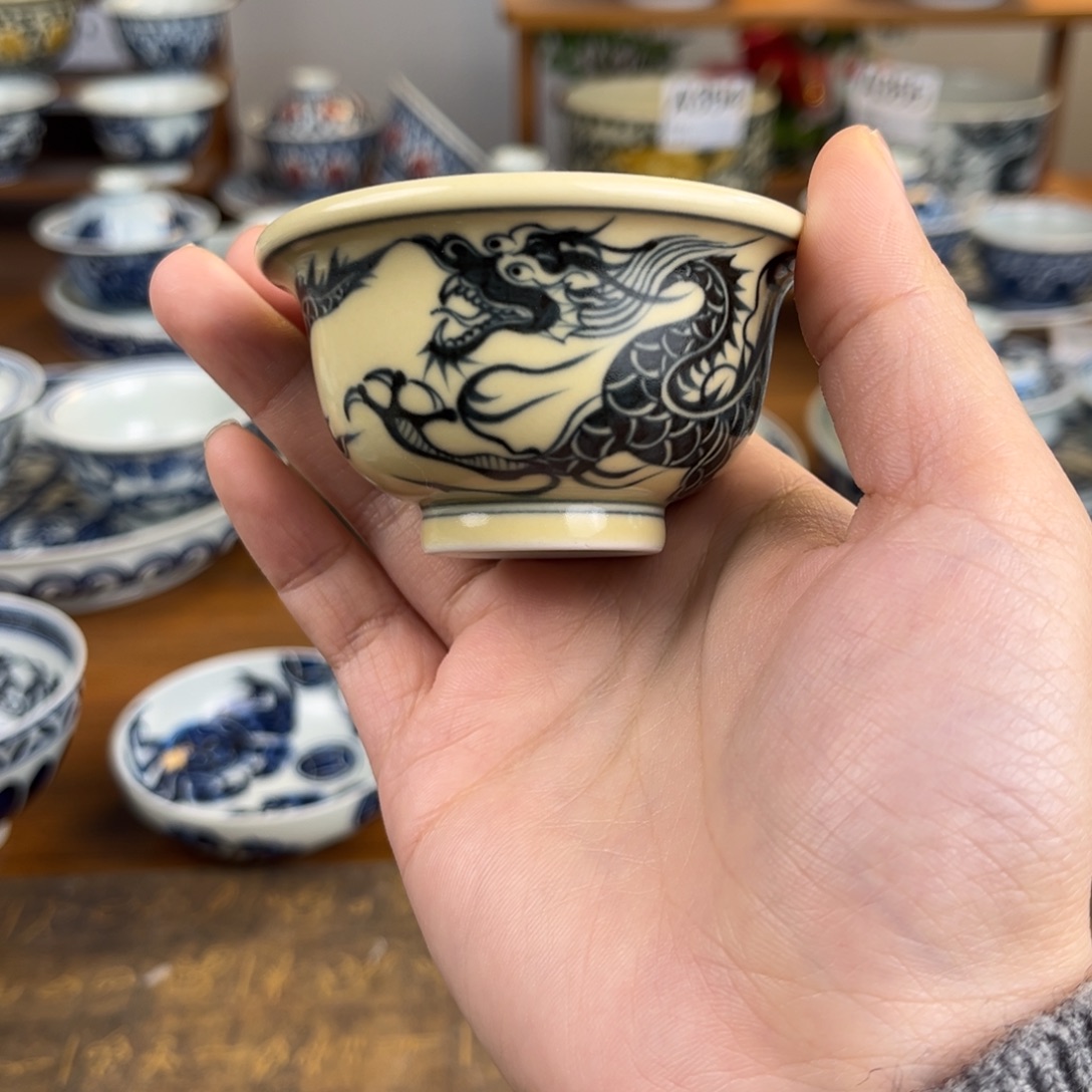 二号釉铠甲龙压手杯