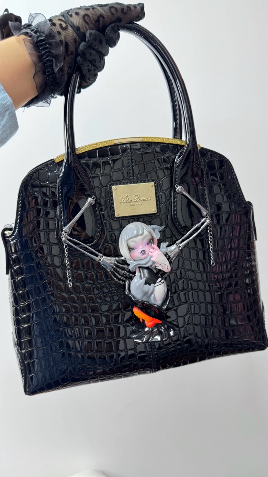 星柒柒潮玩儿娃包炸裂款暗黑系时尚百搭漆皮