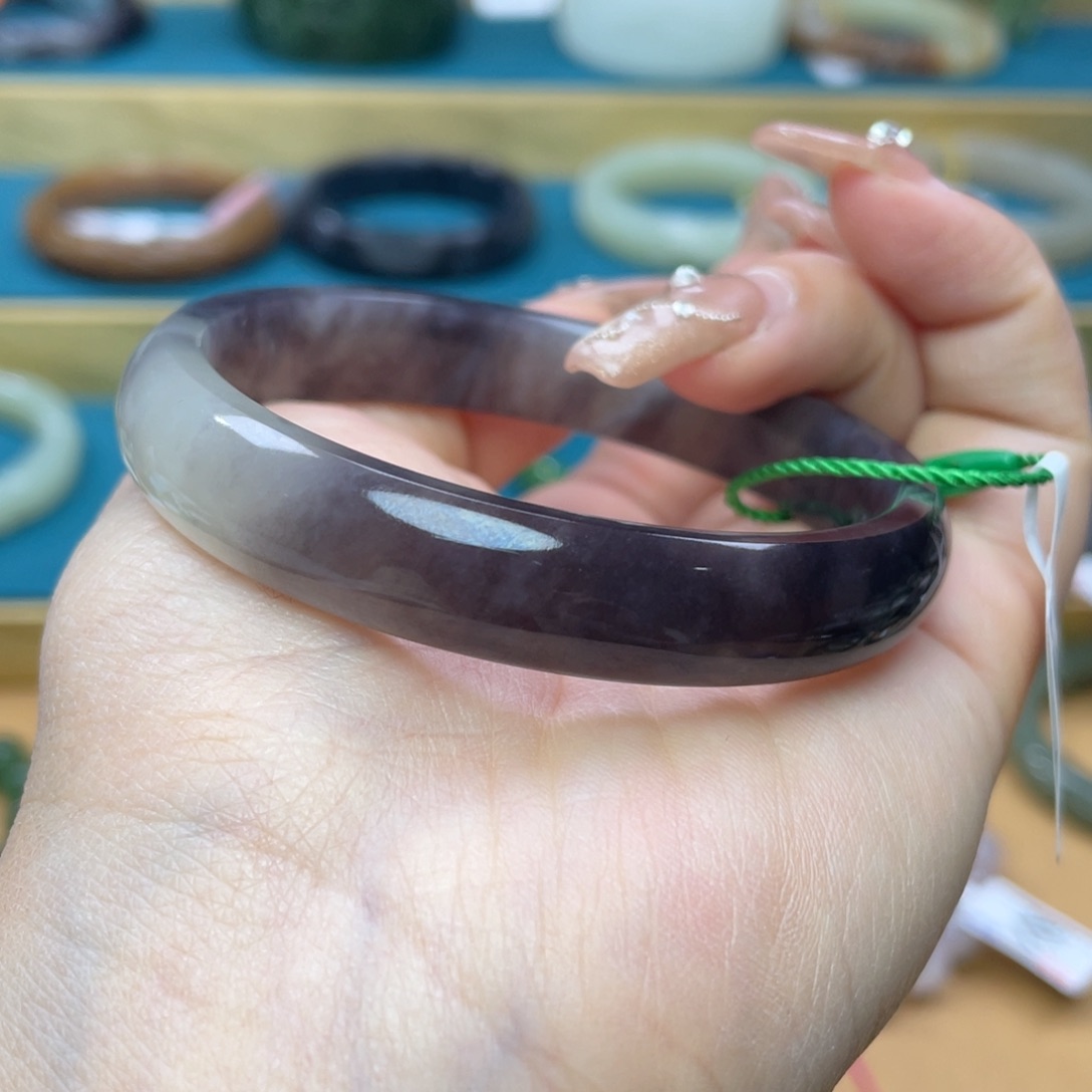 和田玉手镯58圈口。编号14未镶嵌