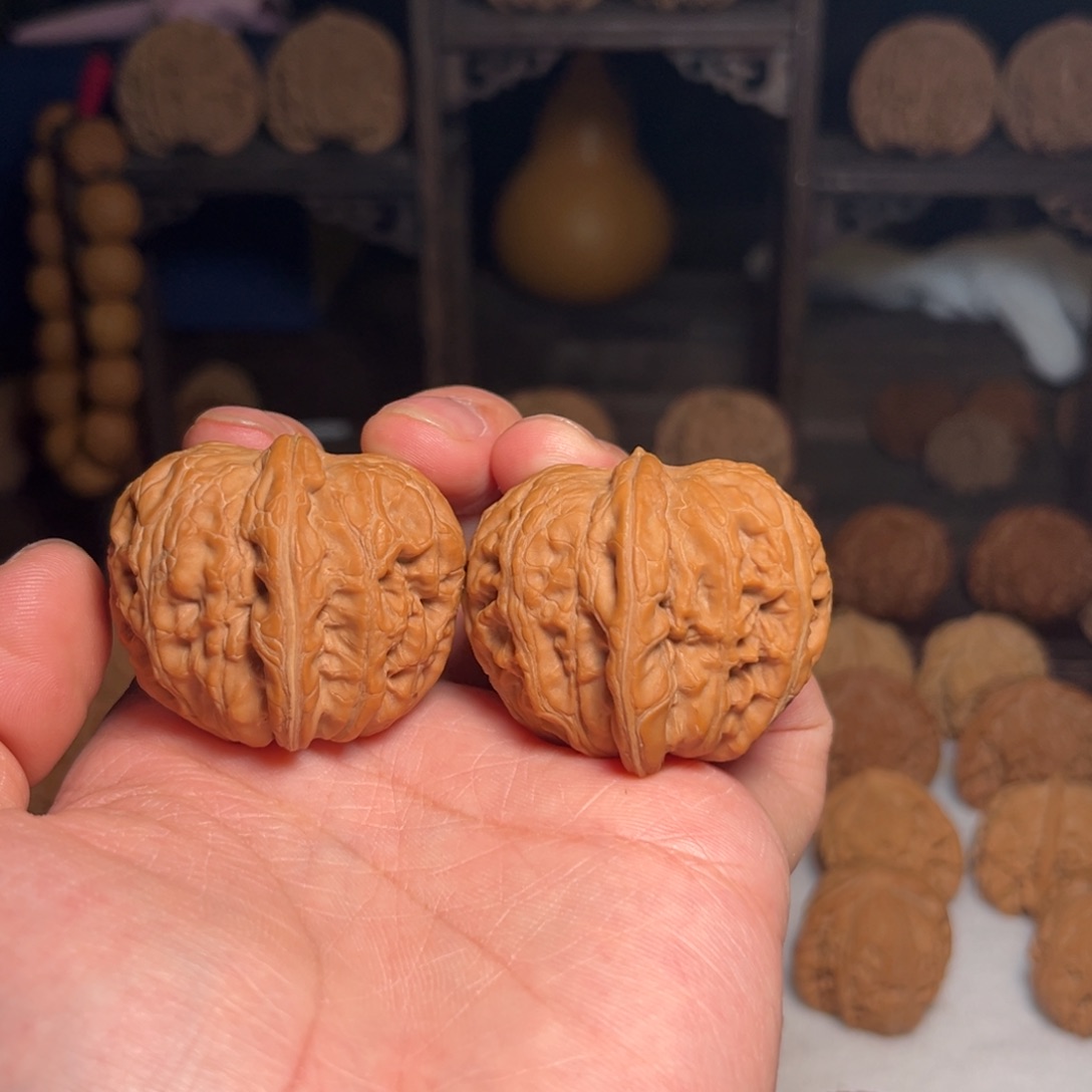 若****文玩核桃吊坠元宝