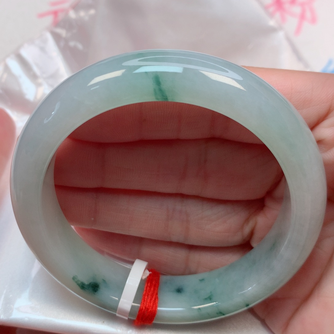 翡翠手镯未镶嵌57圈 绿底飘花