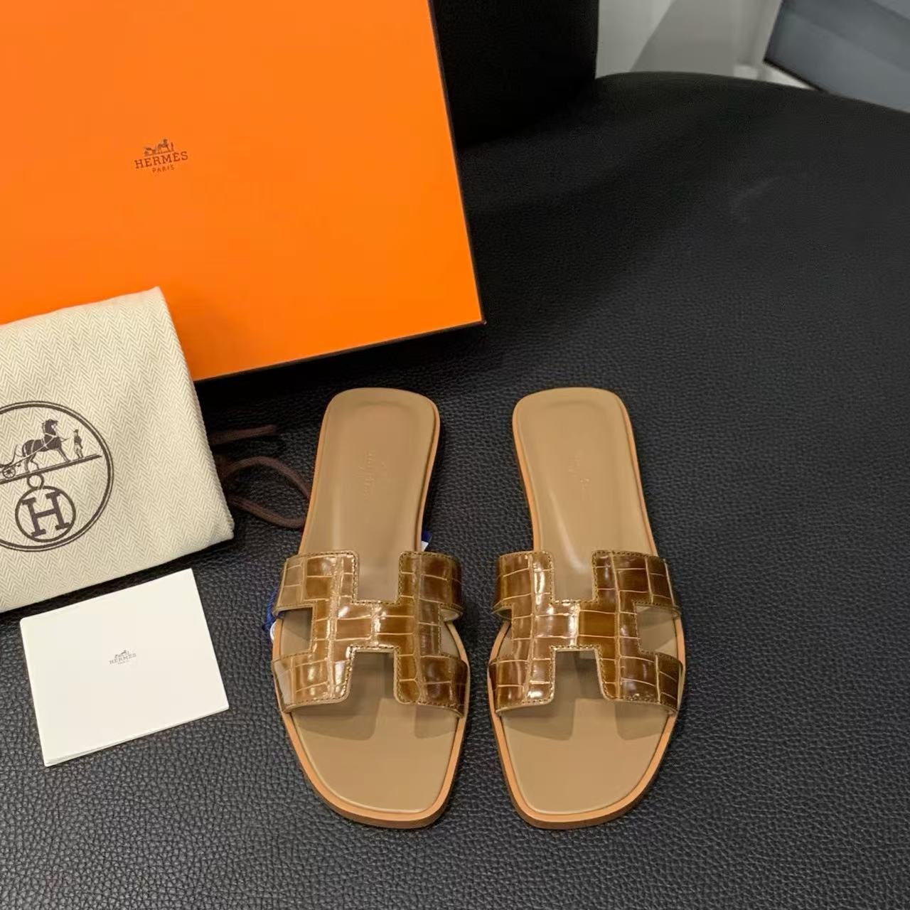 未使用 Hermes/爱马仕 鳄鱼皮 蜜糖棕拖鞋  37码 盒子尘袋白卡