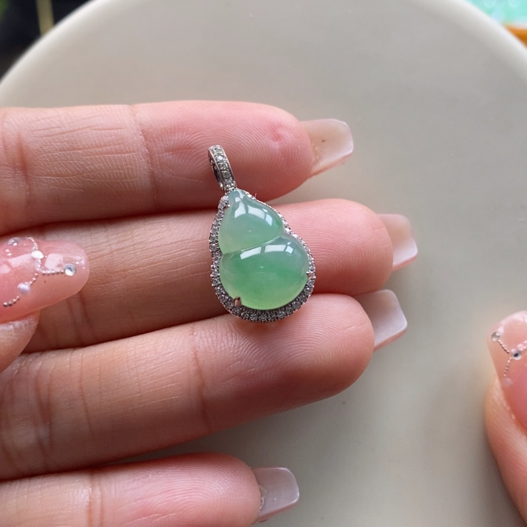 翡翠吊坠(不含链)18K金镶嵌翡翠冰绿葫芦吊坠