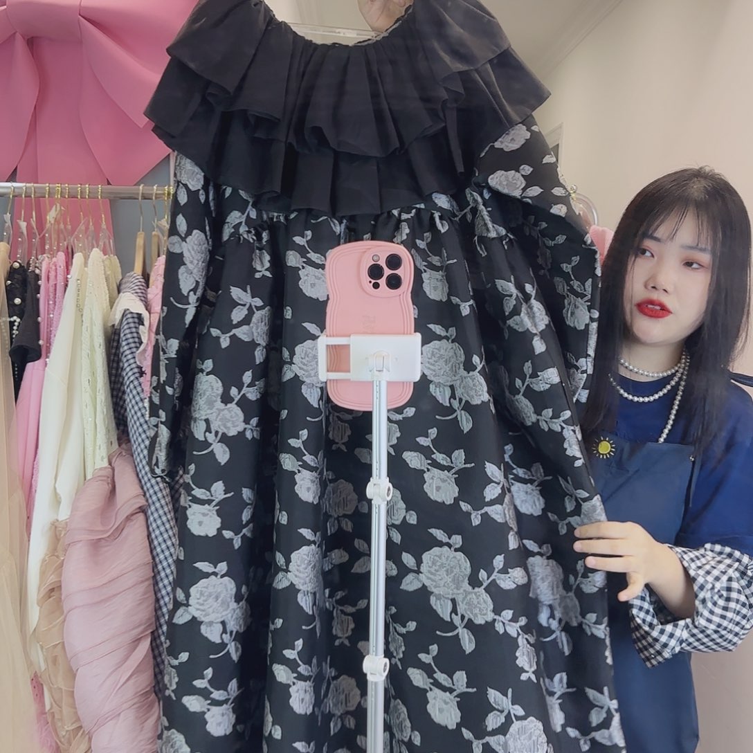 常规款提花玫瑰银灰色连衣裙