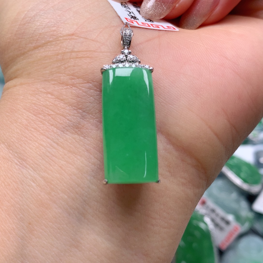 翡翠颈饰18K金镶嵌天然翡翠