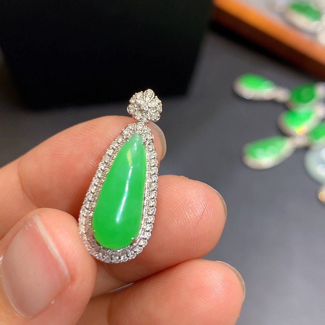 翡翠吊坠(不含链)18K金镶嵌