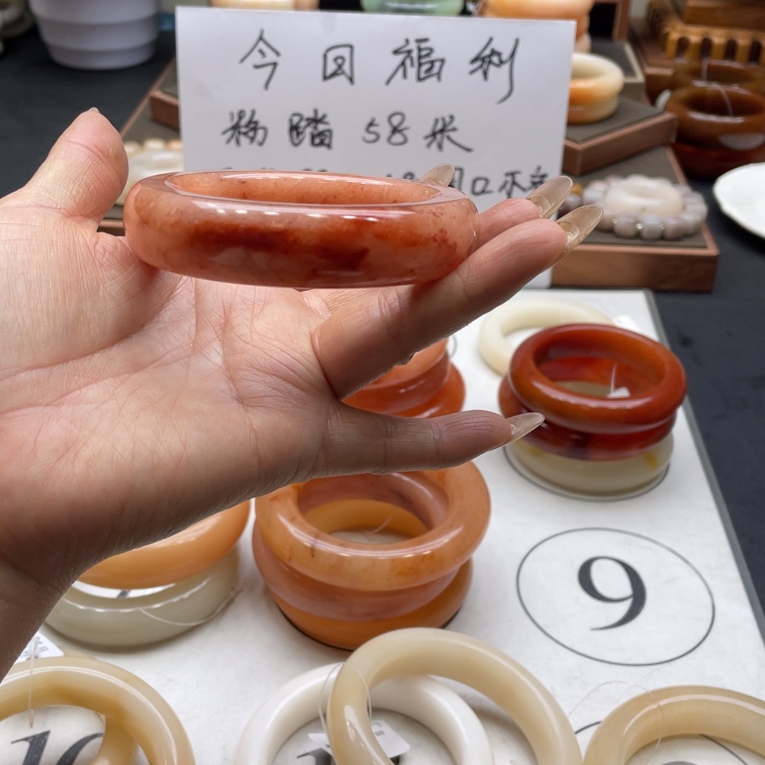 用***8石英岩玉未镶嵌手镯