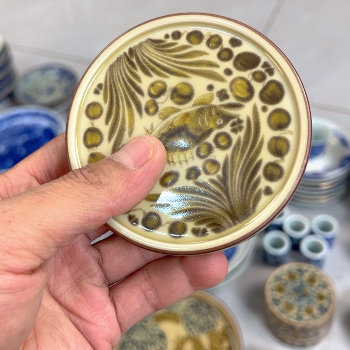 瓷片釉里红鱼藻纹实心盖置